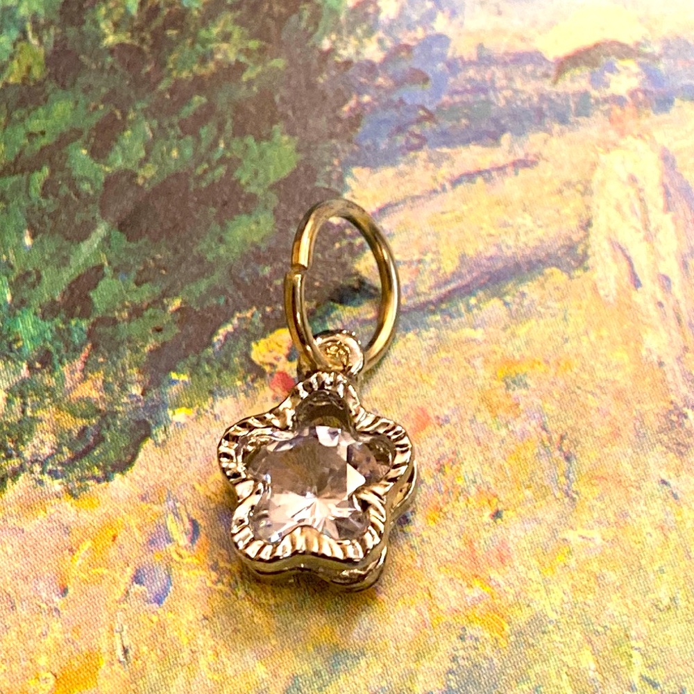 5/$10❤️❤️❤️NEW Tibetan Silver Flower n Rhinestone Charm
